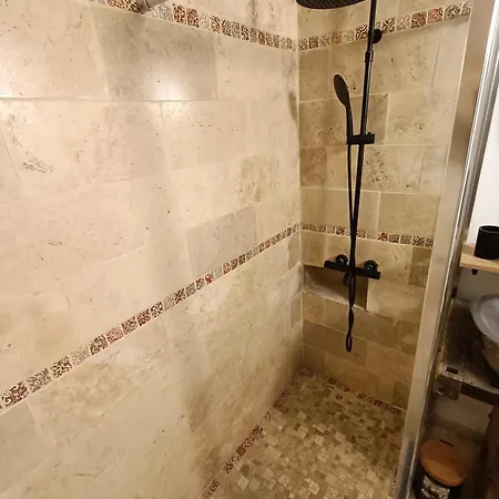 Apartment Grange Renovee Dans Cour Privee Avec Jardin Sur Les Remparts